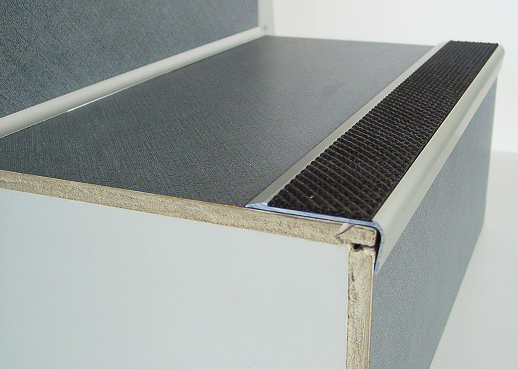 Treppenstufenprofile_mit_Spezialeinlage_TREDSAFE_Basel_AA-122_Alu_PVC_106-nachtschwarz_Low.jpg
