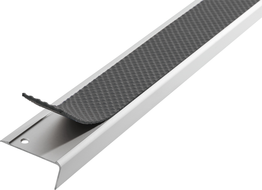 Treppenstufenprofile_mit_Spezialeinlage_TREDSAFE_Basel_AA-122_Alu_PVC_107-anthrazit_02_Low.png