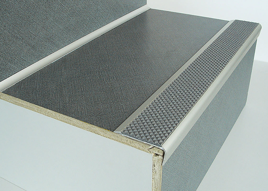 Treppenstufenprofile_mit_Spezialeinlage_TREDSAFE_Basel_AA-122_Alu_PVC_108-light-grey_Low.jpg