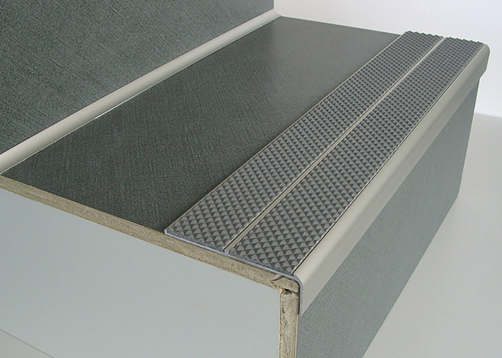 Treppenstufenprofile_mit_Spezialeinlage_TREDSAFE_Basel_AA-204_Alu_PVC_108-light-grey_Low.jpg
