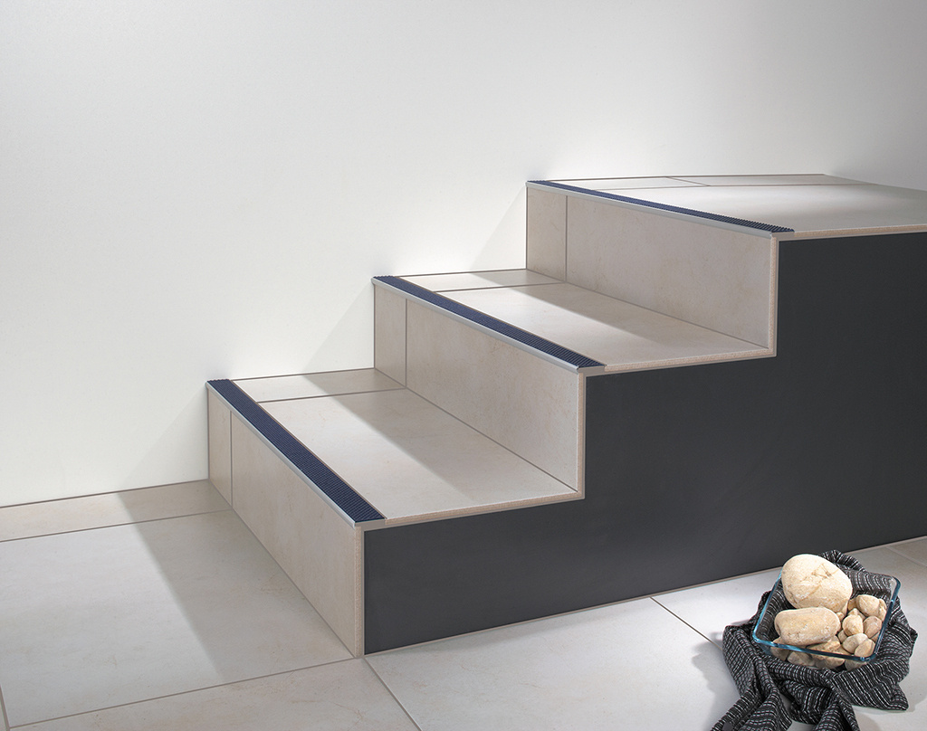 Treppenstufenprofile_mit_Spezialeinlage_DIAMONDSTEP_DIAMONDSTEP_Treppe_05_Low.jpg