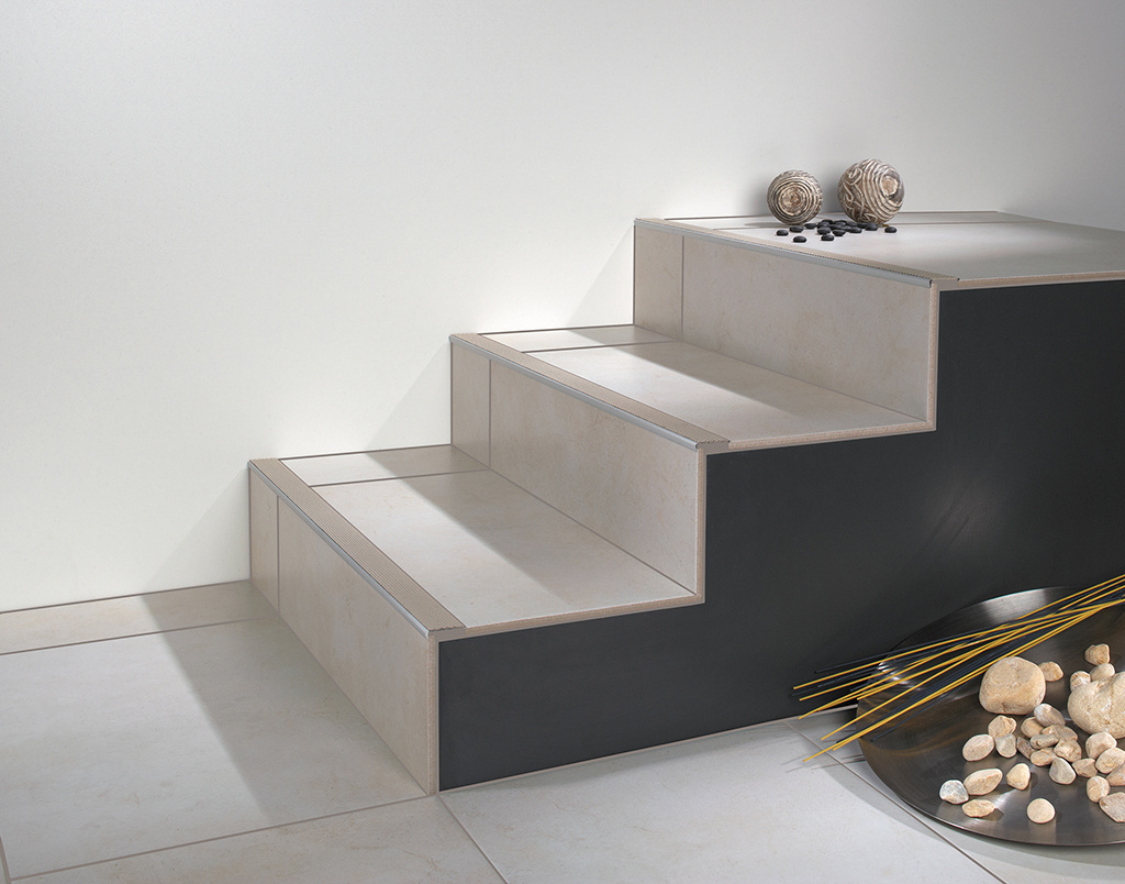 Treppenstufenprofile_mit_Spezialeinlage_DIAMONDSTEP_DIAMONDSTEP_Treppe_06_Low.jpg