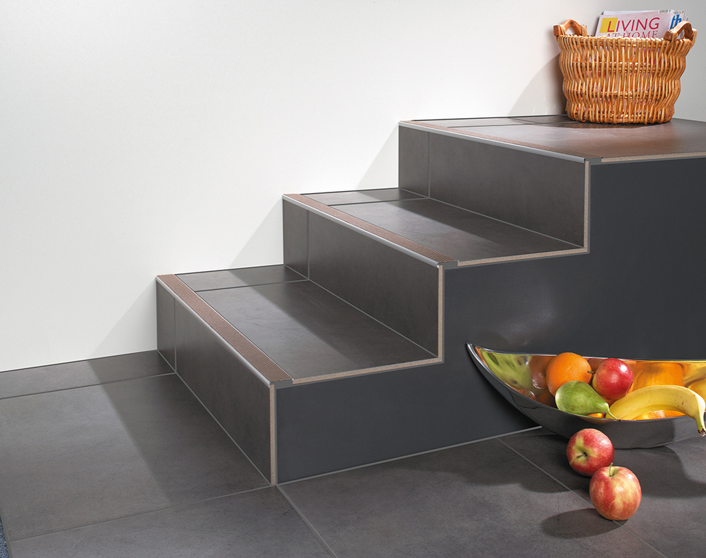 Treppenstufenprofile_mit_Spezialeinlage_DIAMONDSTEP_DIAMONDSTEP_Treppe_10_Low.jpg