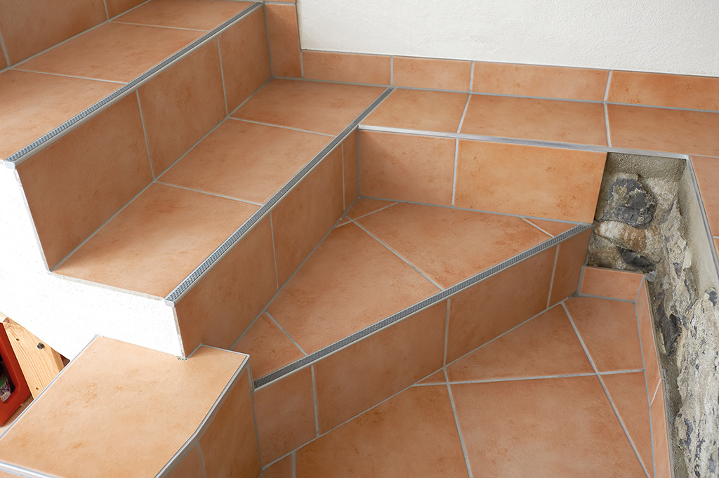 Treppenstufenprofile_mit_Spezialeinlage_DIAMONDSTEP_DIAMONDSTEP_Treppe_16_Low.jpg