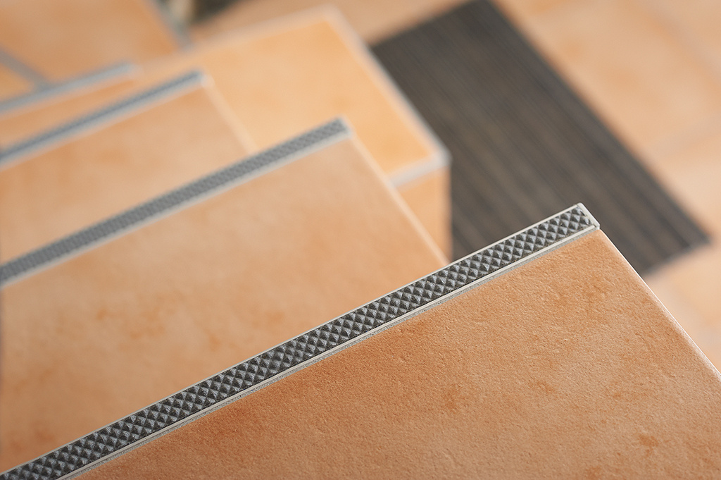 Treppenstufenprofile_mit_Spezialeinlage_DIAMONDSTEP_DIAMONDSTEP_Treppe_21_Low.jpg