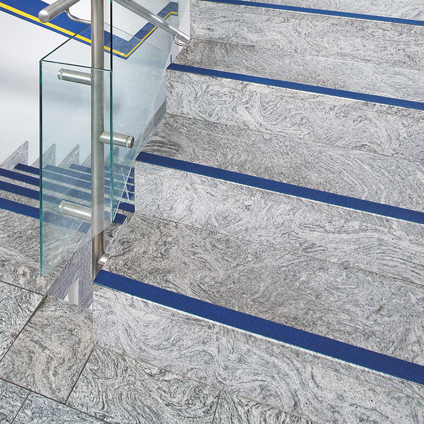 Treppenstufenprofile_Spezialeinlage_DIAMONDTRED_Treppe_02_Low.jpg