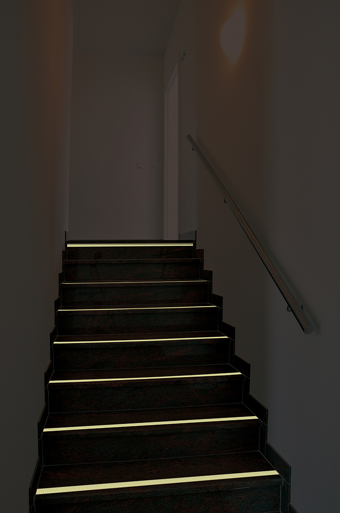 Treppenstufenprofile_Spezialeinlage_DIAMONDTRED_Treppe_05_Low.jpg