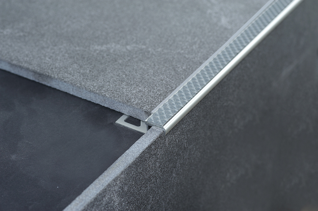 Treppenstufenprofile_mit_Spezialeinlage_DIAMONDSTEP_DISTAE-11113_Alu_PVC_stahlgrau_Low.jpg