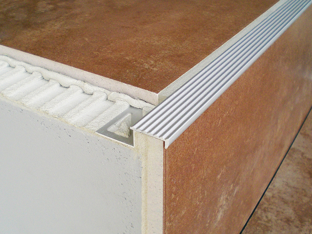 Treppenstufenprofile_Fliesen_Solid_Basel_Alu_silber-eloxiert_02_Low.jpg