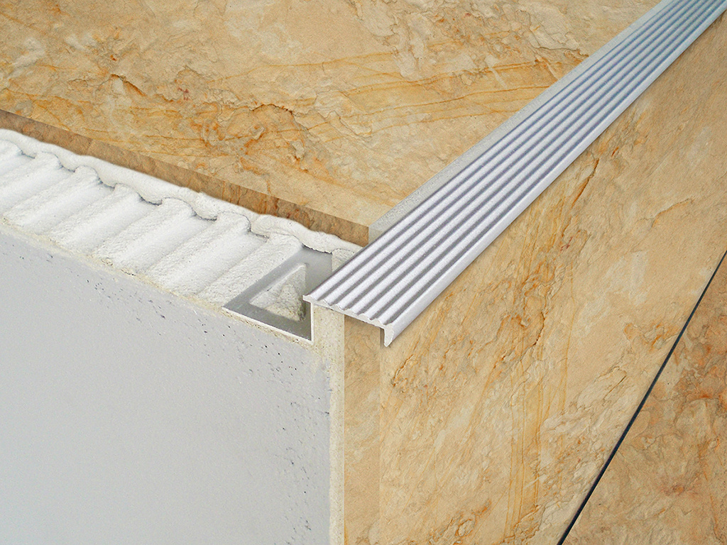 Treppenstufenprofile_Fliesen_Solid_Basel_Alu_silber-eloxiert_03_Low.jpg