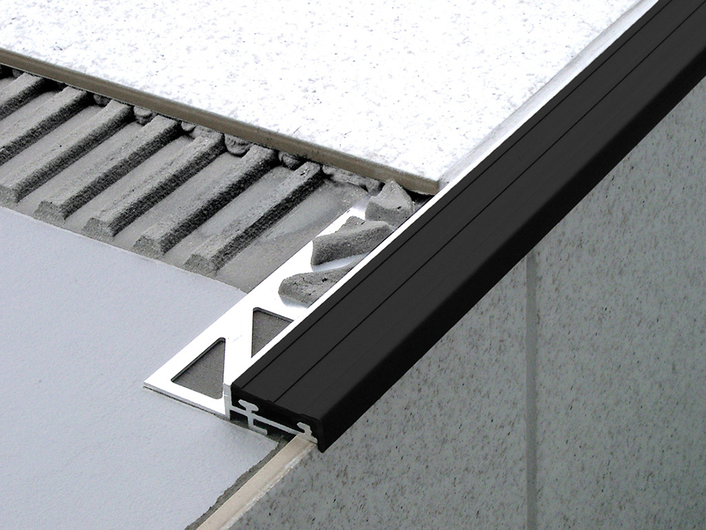 Treppenstufenprofile_Fliesen_DURASTEP_Standard_DSTS-33_Alu_PVC_schwarz_Low.jpg