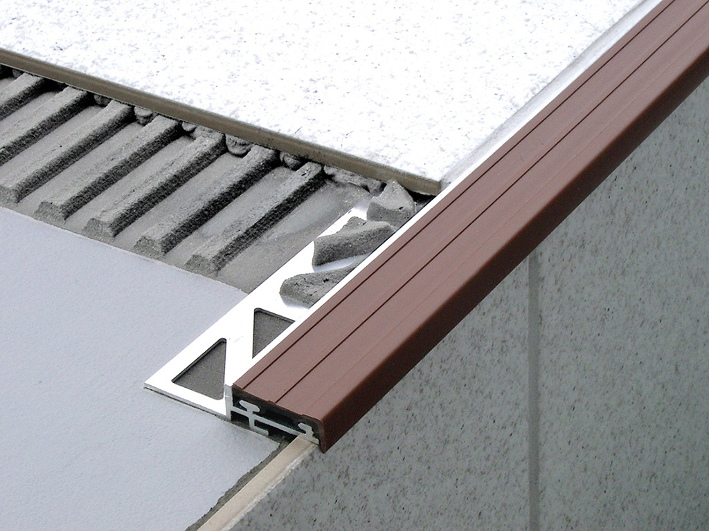 Treppenstufenprofile_Fliesen_DURASTEP_Standard_DSTS-35_Alu_PVC_braun_Low.jpg