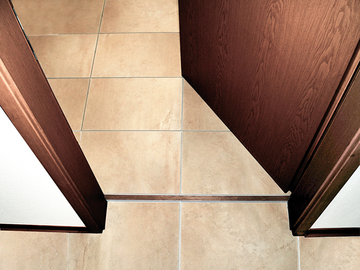 Fliesenprofile_Dekoration_DURALIS_WoodDURALIS_Wood_Tueranwendung_01_Low.jpg