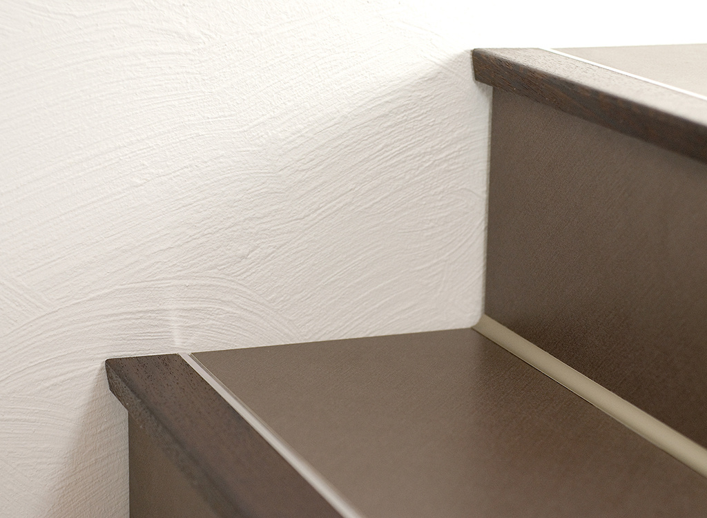 Treppenstufenprofile_für_Fliesen_DURASTEP_Wood_Treppe_03_Low.jpg