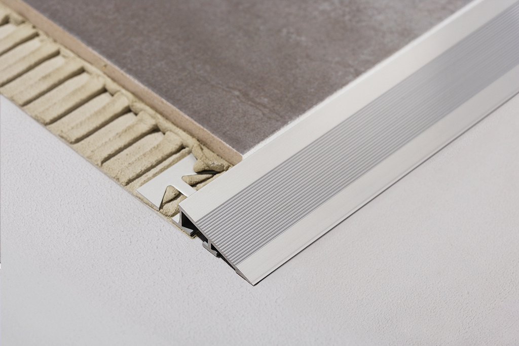 fliesenprofile-für-boden-boden-übergänge-duratrans-basel_DURATRANS_DTAE-L_Alu_silber-eloxiert_02_Low.jpg