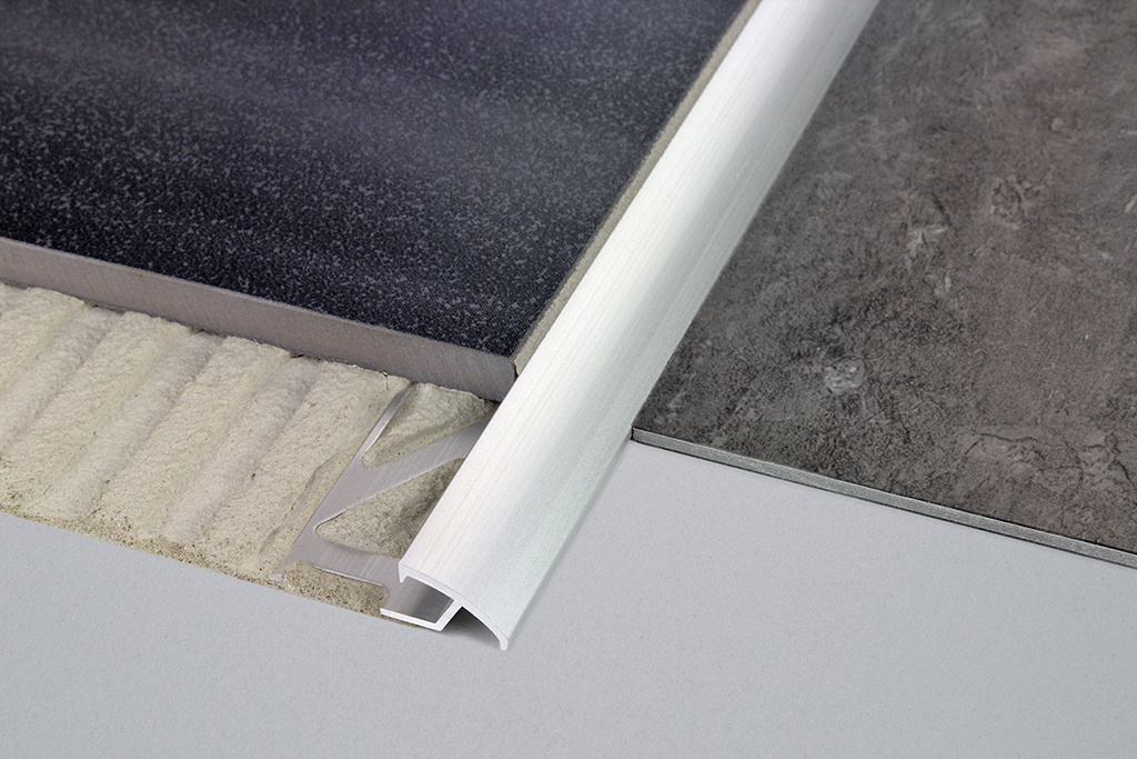 fliesenprofile-für-boden-boden-übergänge-duratrans-basel_DURATRANS_DTAE_Alu_silber-eloxiert_05_Low.jpg