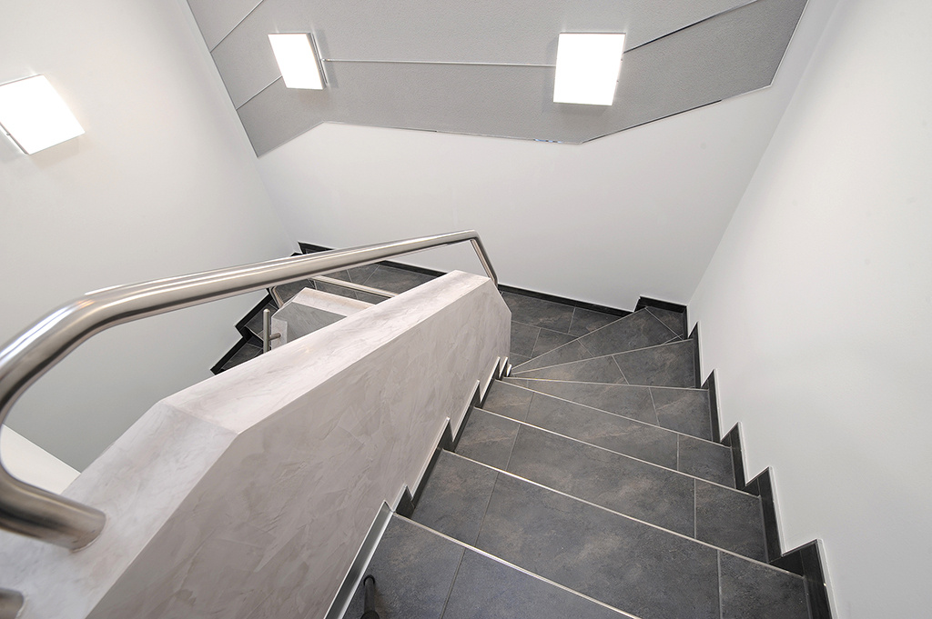 Treppenstufenprofile_für_Fliesen_basel_FLORENTOSTEP_Treppe_01_Low.jpg