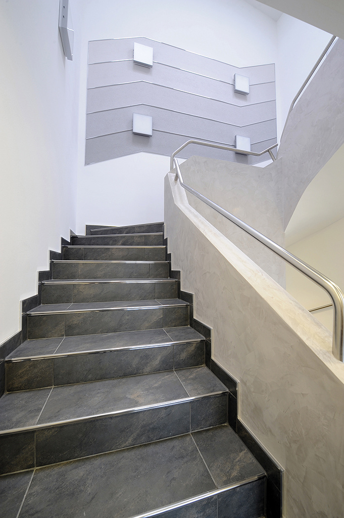 Treppenstufenprofile_für_Fliesen_basel_FLORENTOSTEP_Treppe_03_Low.jpg