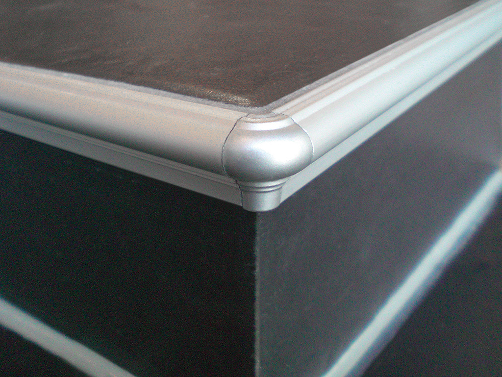 Treppenstufenprofile_für_Fliesen_basel_FSTAE-X_Aussenecke_Alu_silber-eloxiert_Low.jpg