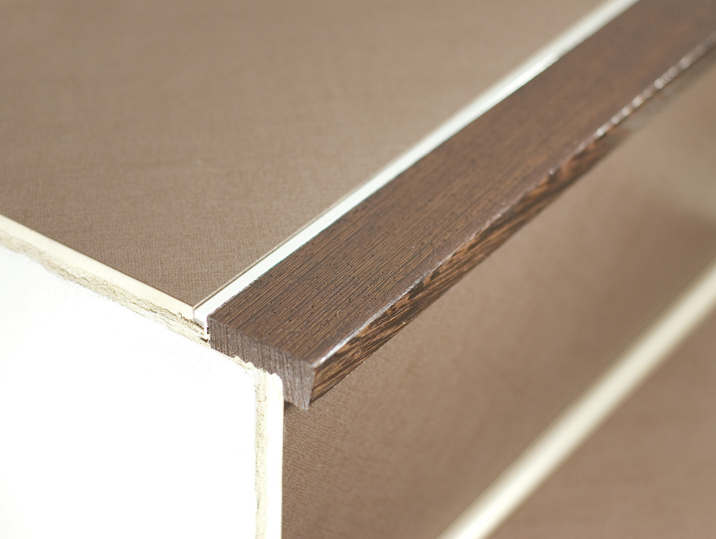 Treppenstufenprofile_für_Fliesen_Linear_DSTW-LI-55_Alu_Holz_wenge-glatt_Low.jpg