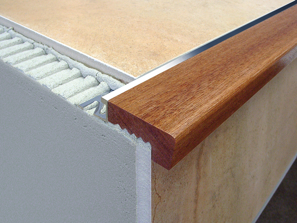 Treppenstufenprofile_für_Fliesen_Linear_DSTW-LI_Alu_Holz_mahagoni-glatt_Low.jpg