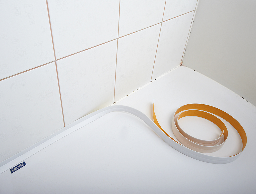 Fliesenprofile für Wand/Boden-Anschlüsse SANISTRIP-SANIFLEX_SANISTRIP_Verlegung_02_Low.jpg