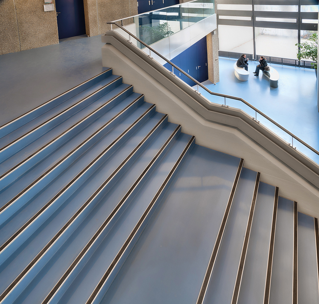 Treppenstufenprofile_mit_Spezialeinlage_TREDSAFE_Basel_TREDSAFE_Hochschule_04_Low.jpg