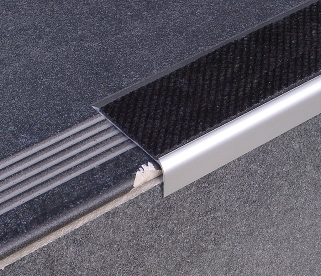 Treppenstufenprofile_mit_Spezialeinlage_TREDSAFE_Basel_TREDSAFE_Stufe_02_Low.jpg