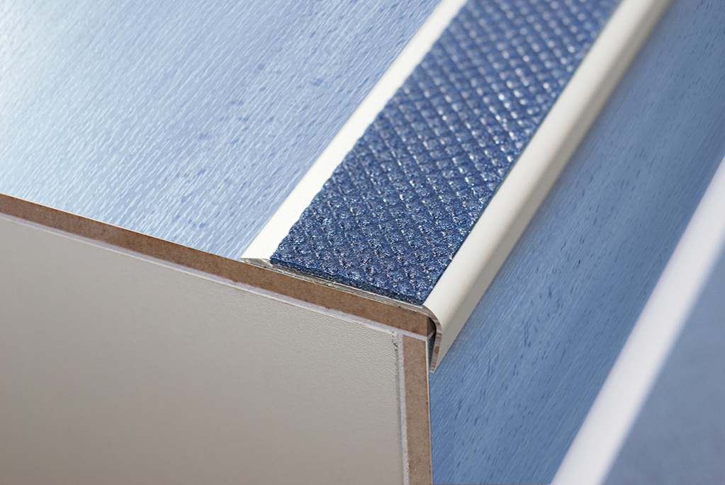 Treppenstufenprofile_mit_Spezialeinlage_TREDSAFE_Basel_TREDSAFE_Stufe_Laminat_Low.jpg