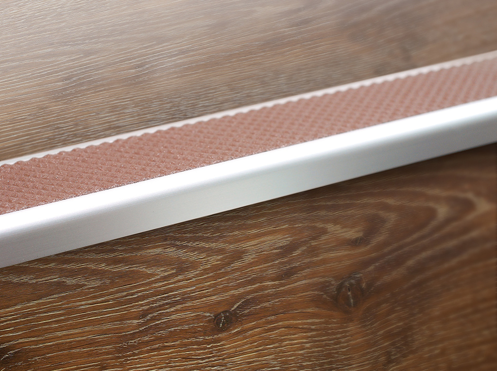 Treppenstufenprofile_mit_Spezialeinlage_TREDSAFE_Basel_TREDSAFE_Stufe_Parkett_Low.jpg
