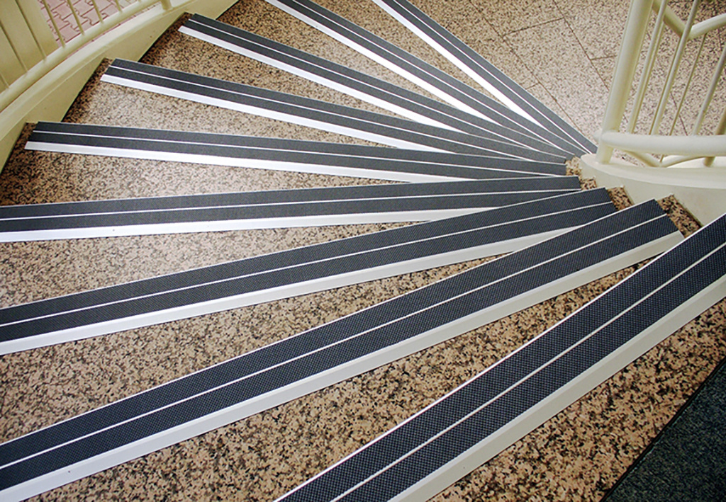Treppenstufenprofile_mit_Spezialeinlage_TREDSAFE_Basel_TREDSAFE_Treppe_03_Low.jpg